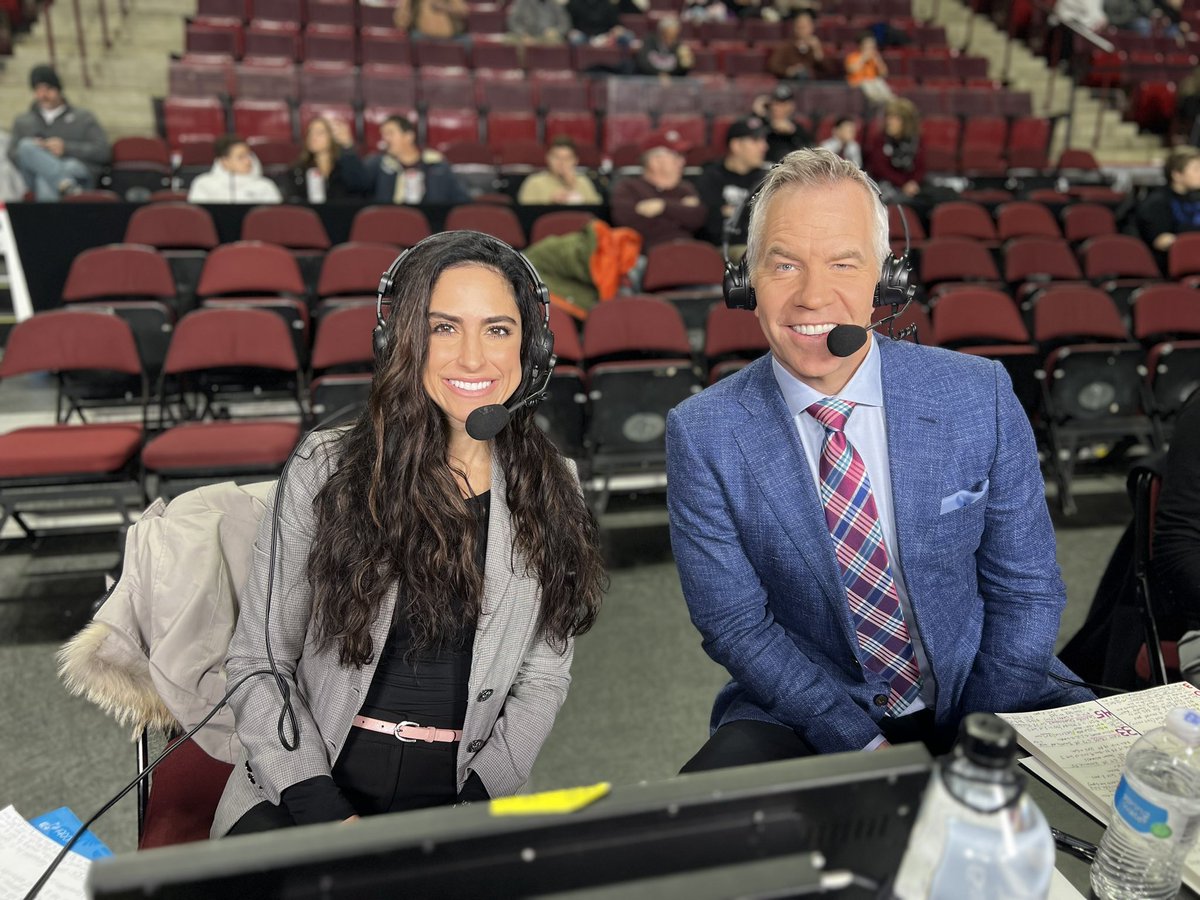 JulianneViani's tweet photo. Nothing like indoor men’s college hoops on a cold winter day!🥶 It’s Dr. J day from the Mullins Center as @UMassBasketball hosts @DavidsonMBB! Join us on @usa_network at 12:30pm for @a10conference hoops! @PaulWBurmeister #USANetwork #nbcsports #atlantic10conference #menshoops 🏀 https://t.co/lEi4TkPri5