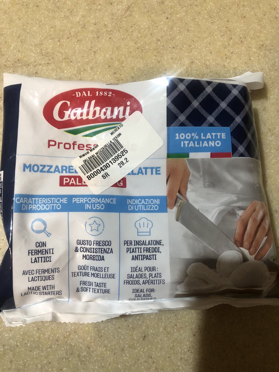 هذه جبنة الموزاريلا الاصلية الايطالية يا اخوان 
ليست الجبنة المصنعه المنتشرة في اغلب الاسواق 
انها جدا مفيدة وبها صوديوم قليل ( ملح ) ونوعين من البكتريا النافعة انا احترم الاوربيين في الجبن كثيرا