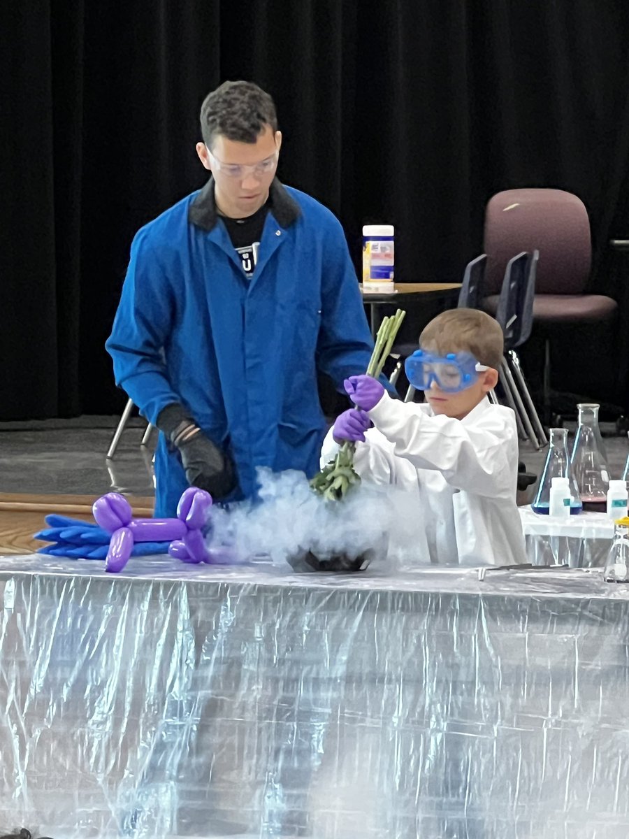 MeridianaElem's tweet photo. Thank you @ricefunwithchem for coming out to Meridiana to show our Explorers more about chemistry! @AlvinISD https://t.co/VZKKtztoYo