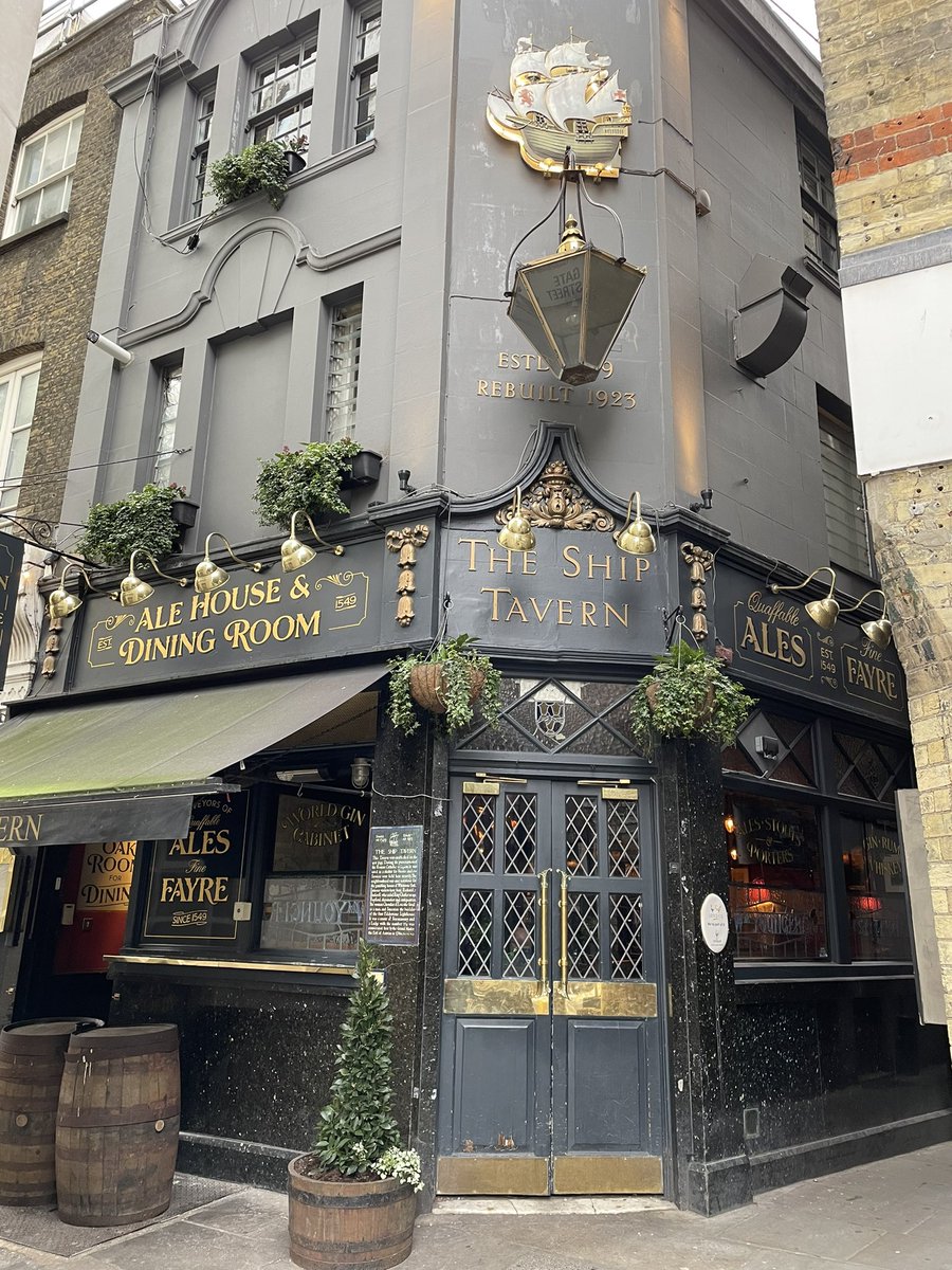 stuntbutt's tweet photo. Lovely #cornerpub at #lincolninnfields @dannykellywords #pub https://t.co/xCAIuZ0G4d