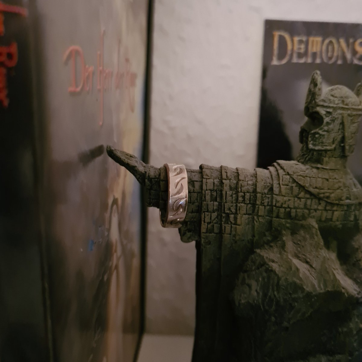 Stumpelrilz's tweet photo. Was wird Ihr nach dem #Scheidung mit dem #Ehering gemacht? Mein Ehering hängt seit dem an einem Argonath. https://t.co/bUAYGLXCZj