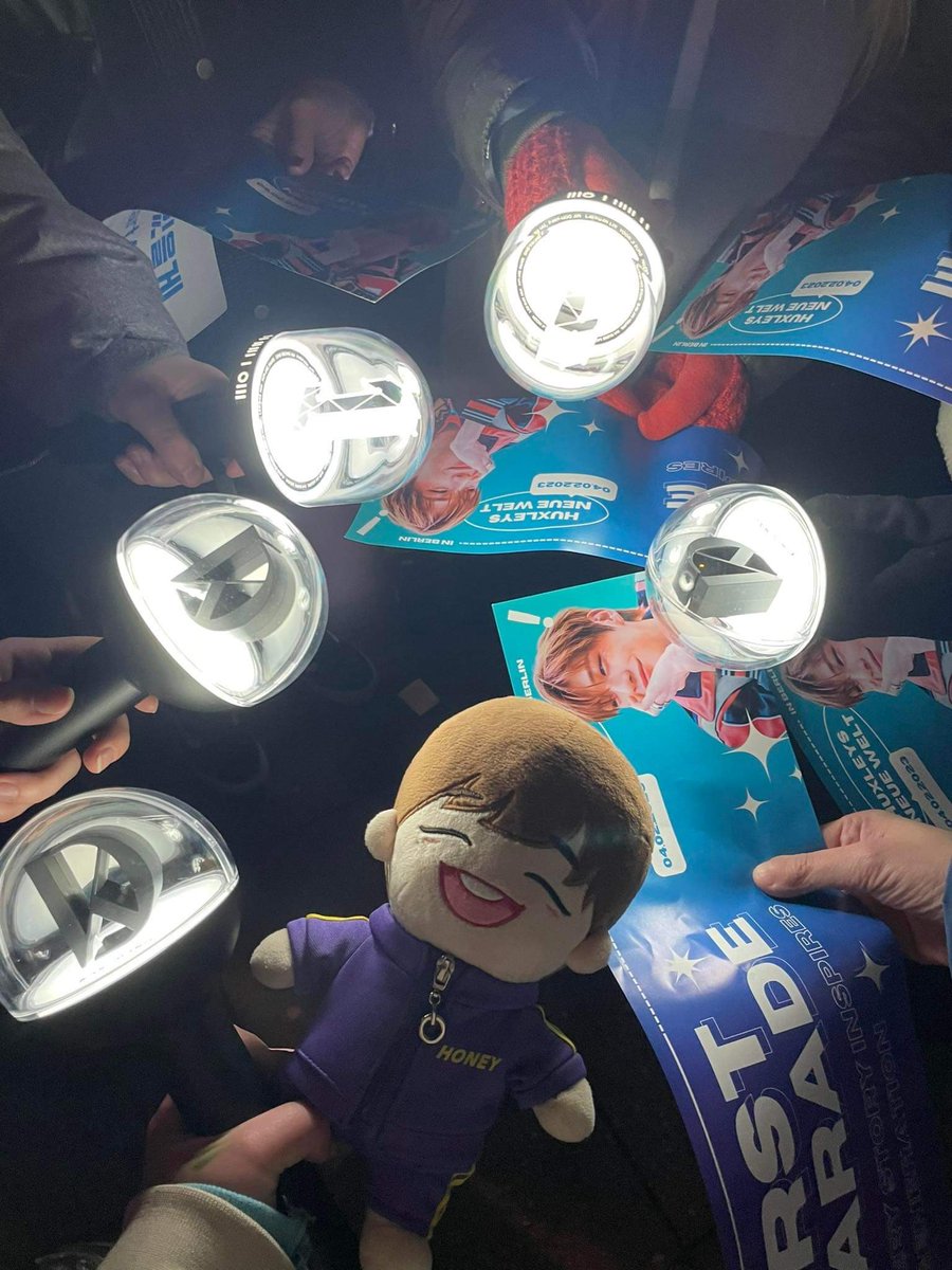 maryposa48's tweet photo. LET'S GOOOO @cinnamarkie #FirstParadeinberlin #firstparade #KANGDANIEL #KANGDANIELinberlin https://t.co/Kmn1tD1AZe