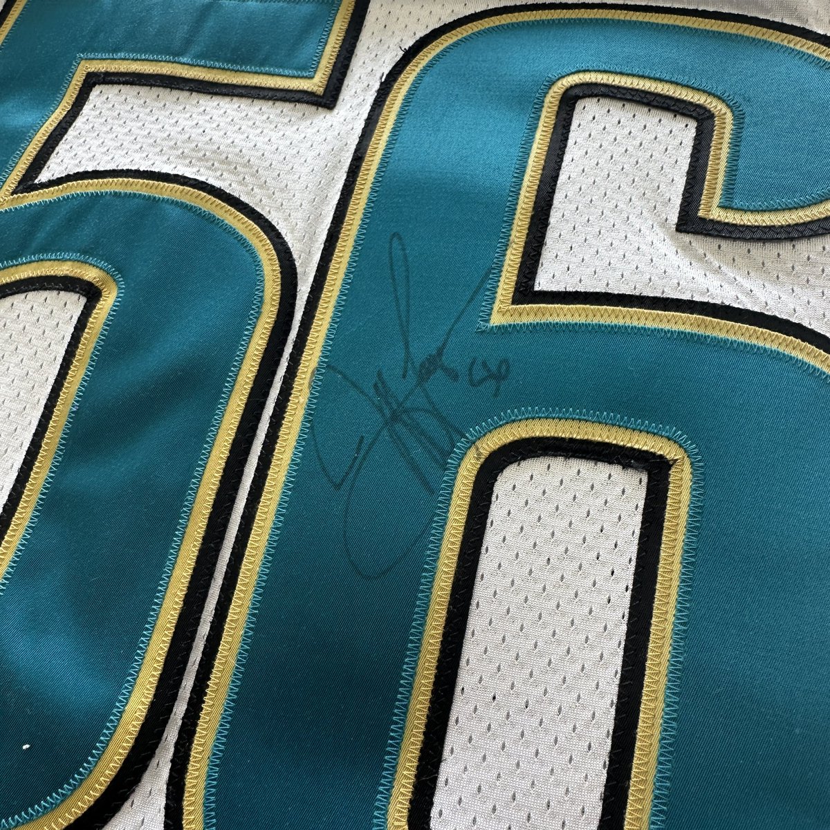 GIVEAWAY TIME!!! Score this game worn autographed Jeff Lageman jersey, 1995 Coke Set, and Autographed football by 2007 team 🐆 

Rules:
⁃ Like this tweet. 
- Retweet.  
- Comment who the Jags should get this offseason 

GOOD LUCK!!!