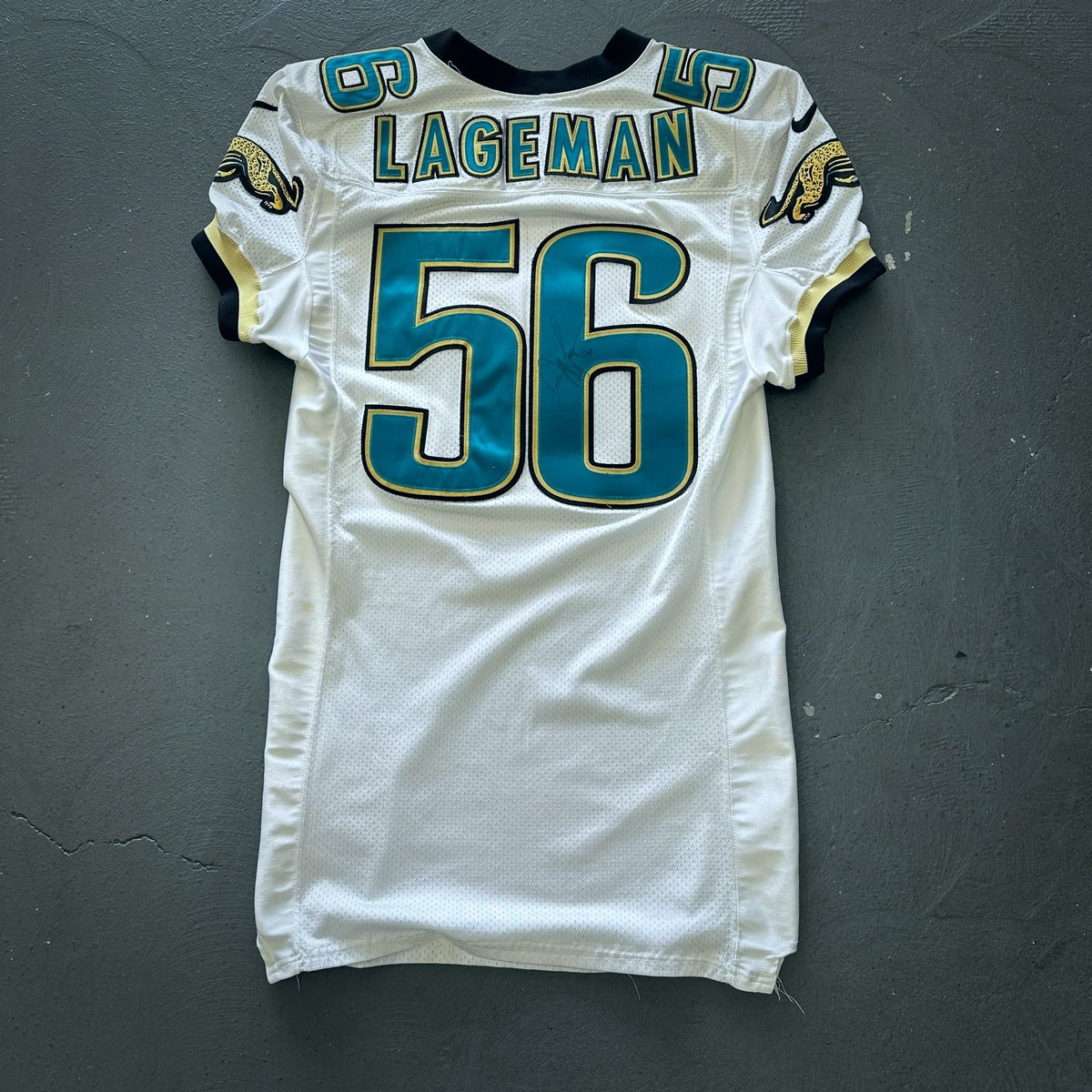 kollectjax's tweet photo. GIVEAWAY TIME!!! Score this game worn autographed Jeff Lageman jersey, 1995 Coke Set, and Autographed football by 2007 team 🐆 

Rules:
⁃ Like this tweet. 
- Retweet.  
- Comment who the Jags should get this offseason 

GOOD LUCK!!! https://t.co/nVcMbhZauj