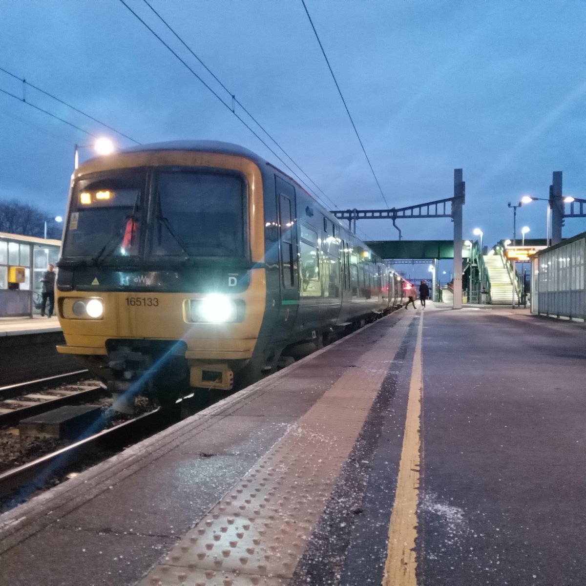NotYOLOSmh's tweet image. My chariot back to Cardiff and then home 

165133 with 166207 running approx 6 mins late from Portsmouth Harbour 

#Class165 #Class166 @GWRHelp