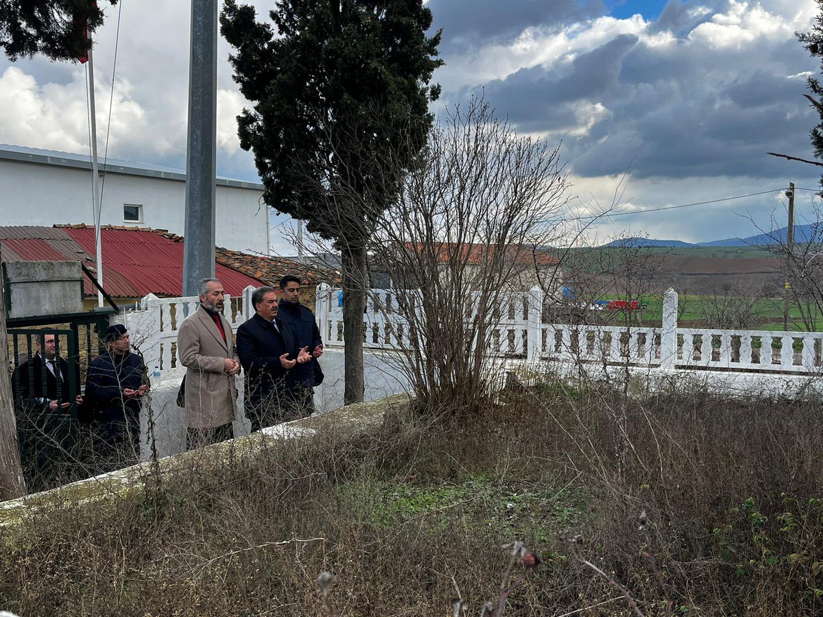 41MustafaGuler's tweet photo. Yukarıkılıçlı Mahallemizde bulunan Balkan Şehitliğini ziyaret ettik.1912 Balkan Savaşında bölgemizi işgal eden Bulgar işgalcilerin köyün samanlığına doldurup vahşice yaktıkları“Kaz Vakası”ında şehit olan 40 vatandaşımıza dua edip rahmet diledik.İnsanlık dışı bu vahşeti lanetledik https://t.co/uHckB2GcCy