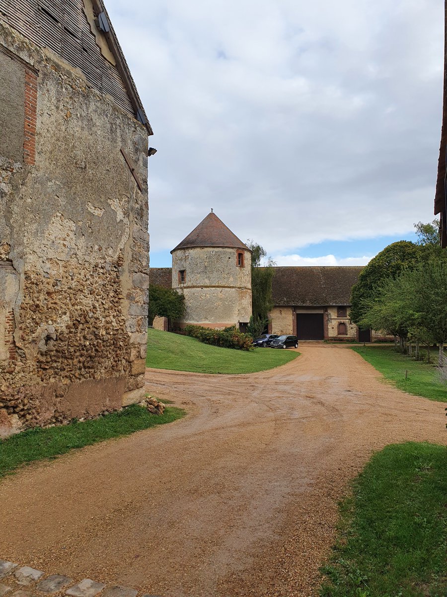 En passant devant la cour d'une ferme en Eure et Loir
Pigeonnier XVIIème
.
ils se ressemblent tous on est d'accord, un pigeonnier est un pigeonnier 🤪
.
Bonne soirée le monde 🥘🥣🌟🥂