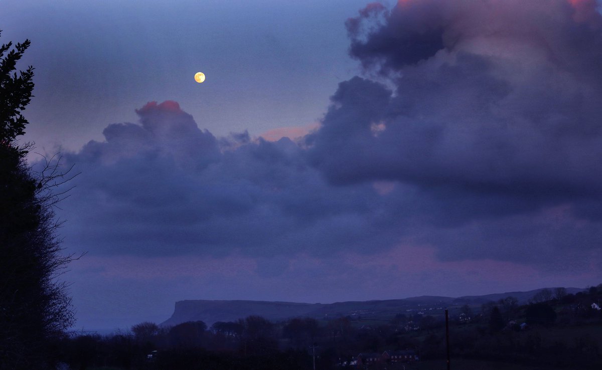 The moon above Fairhead tonight 💞 #Moon #Beauty #CausewayCoast @VisitCauseway @BBCWthrWatchers @deric_tv #VMWeather @DiscoverNI @LoveBallymena @WeatherCee @angie_weather @Louise_utv @WeatherAisling @barrabest @Ailser99 @antonirish @nigelmillen @geoff_maskell