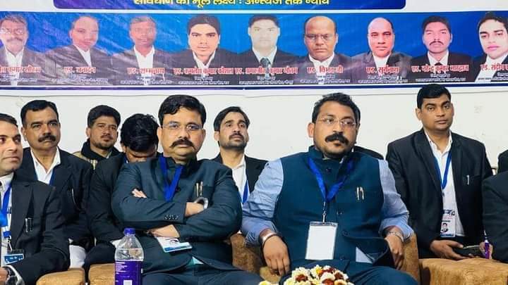 SupendraAzadASP's tweet photo. आज उत्तर प्रदेश मऊ मे @Bhimarmy_BEM व @AzadSamajParty का द्वितीय अधिवक्ता सम्मेलन में पहुँचे भीम आर्मी संस्थापक @BhimArmyChief व भीम आर्मी राष्ट्रीय अध्यक्ष @VinayRatanSingh जिसमे बहुजन समाज के बुद्धिजीवी अधिवक्ताओं ने हिस्सा लिया। https://t.co/9EosEtxKZb