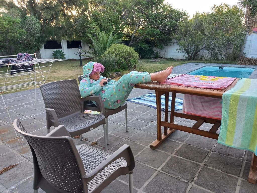 craiglotter's tweet image. Uhmm, what is happening here? Has Jess unlocked her ultimate chillax form?!? Why am I the only one folding up the washing!!! 😂 #relax #chillax #bickleyhouse #gordonsbay #helderberg #southafrica #anexploringsouthafrican instagr.am/p/CoP6RqRqfmu/