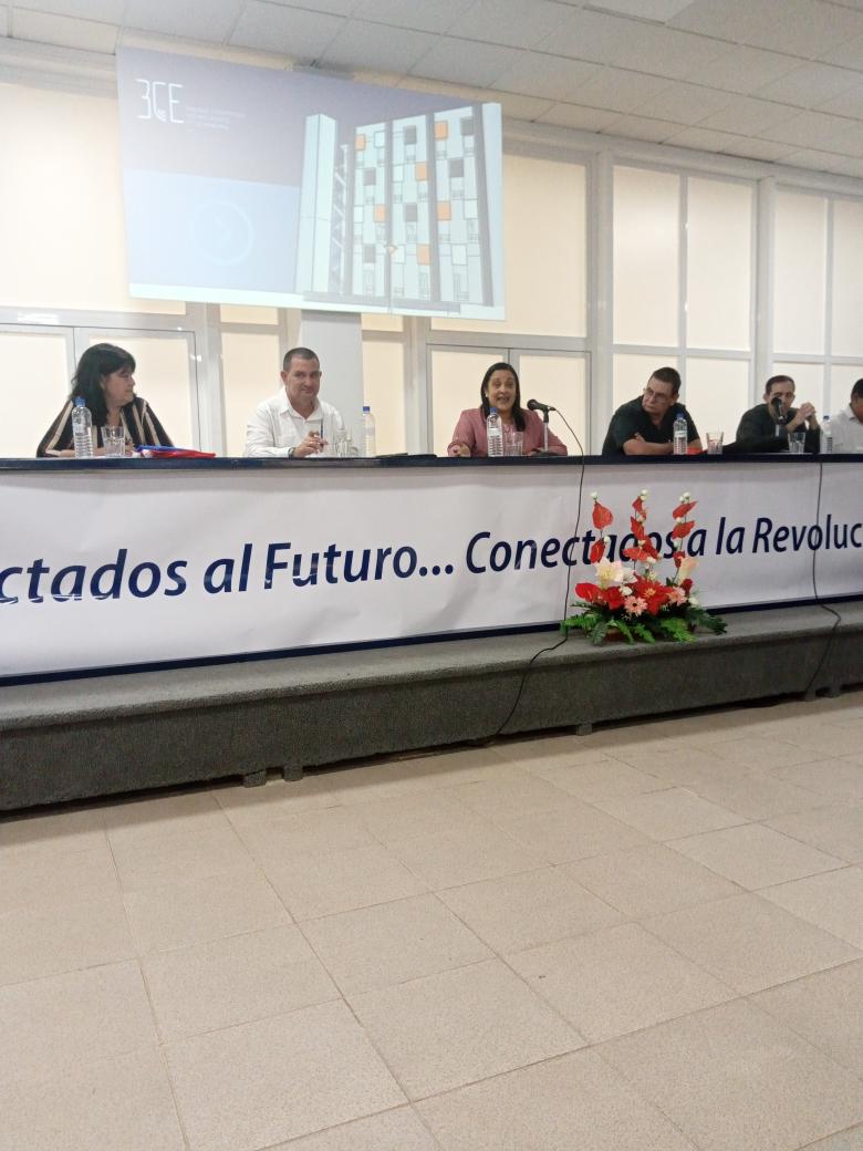 Titular del Ministerio de las  Comunicaciones de #Cuba, convoca a la integración en la gestión de la ciencia y la innovación en el balance del Parque Científico Tecnológico 3CE y los felicita en su III aniversario. #CubaViveYAvanza @ElbaRosaPM @InesMChapman @citmacuba