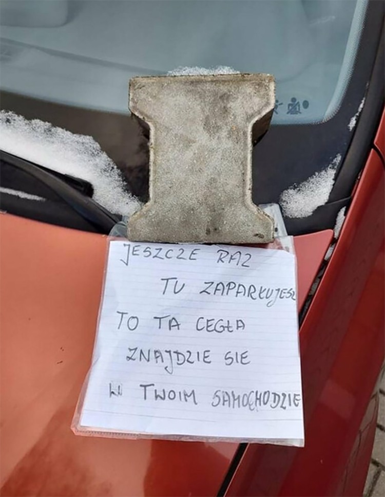 Posledniskaut's tweet photo. Důrazné upozornění umí u sousedů. Důraznější už ani být nemůže. 😁 https://t.co/kUsUz4JdkZ