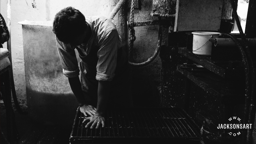 jacksons_art's tweet image. Our Paper Guide consists of over 122 pages about the history of paper, with in-depth advice to help you choose the very best paper for your painting, drawing, or printmaking. l8r.it/Xvon #papersale #artistpaper #painting #drawing #watercolours