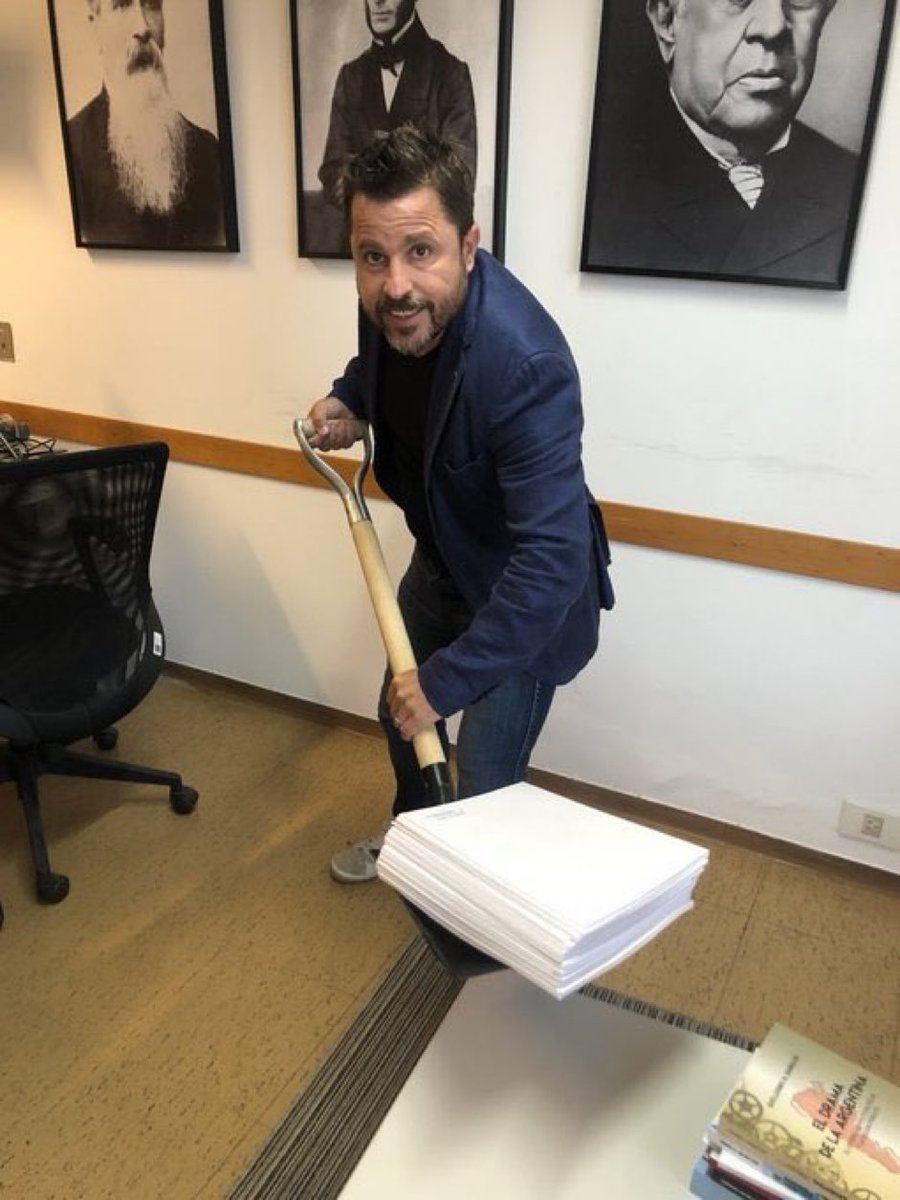 CorralonC's tweet photo. Así no se agarra una pala, pero como no pertenezco a la Honorable Camara de Diputados, prefiero no opinar. 🤣 https://t.co/zoG2T0MwOT