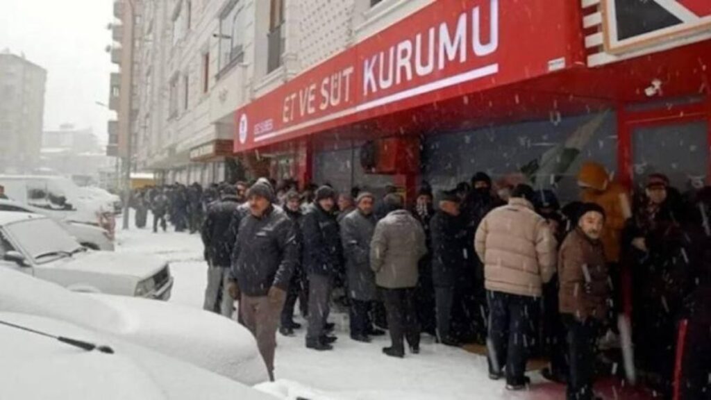 'Türkiye’nin et deposu' Erzurum'da, yüzlerce kişi Et ve Süt Kurumu mağazası önünde, -5 derece hava ve kar yağışına rağmen, ucuz et alabilmek için sabah 5'ten itibaren kuyruğa girdi.