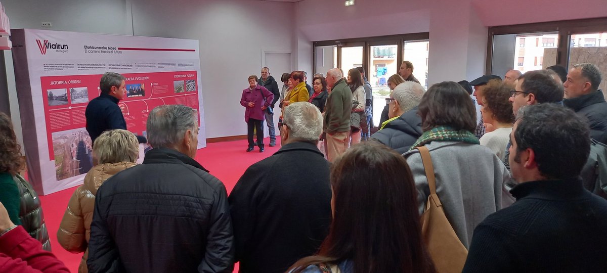 jasantano's tweet photo. Visita guiada a la exposición de #ViaIrun.

Pleno de visitantes y sobre todo de ilusión por conocer la transformación que se va a producir en #Irun. 

Sentir el interés y el deseo ciudadano por mejorar @Irun_informa es  el mejor motor para un Alcalde. https://t.co/1EuLKGqUsZ