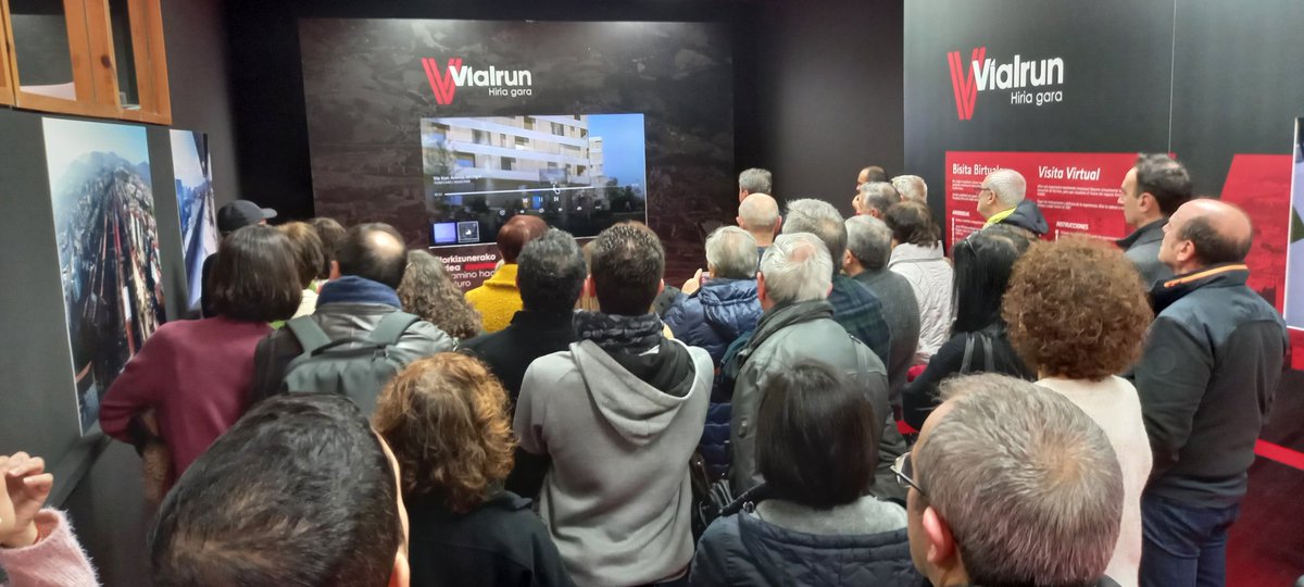 jasantano's tweet photo. Visita guiada a la exposición de #ViaIrun.

Pleno de visitantes y sobre todo de ilusión por conocer la transformación que se va a producir en #Irun. 

Sentir el interés y el deseo ciudadano por mejorar @Irun_informa es  el mejor motor para un Alcalde. https://t.co/1EuLKGqUsZ