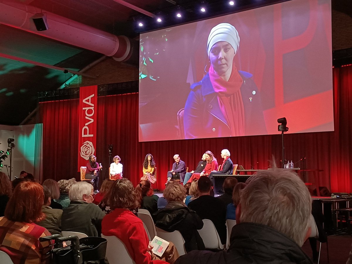 Inspiratiesessie 'De vierde feministische golf'. Vrouwen met een boodschap. Solidariteit en strijd voor kansengelijkheid blijft hard nodig. Inspirerend om erbij te zijn. #roodgroen #groenlinkscongres #roodgroenevrouwen