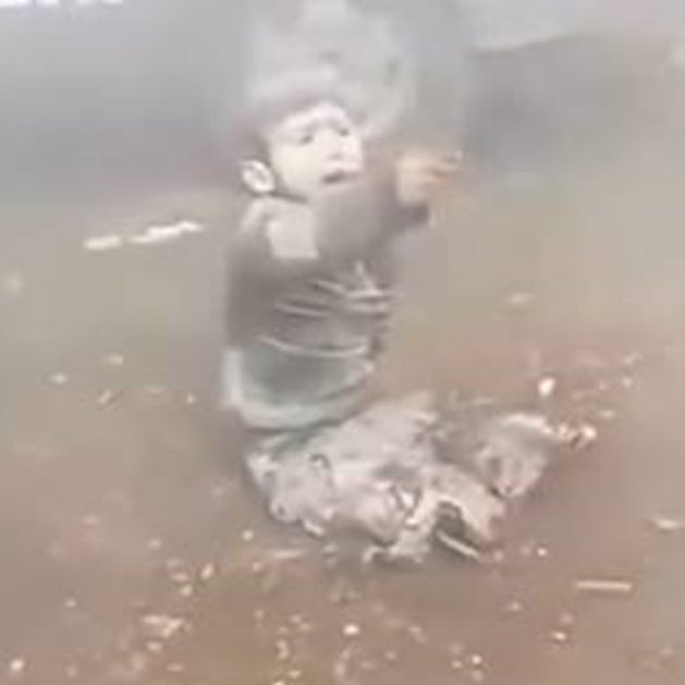 "Daddy, pick me up" a heart-wrenching photo from #Idlib, #Syria, in 2017, shows a young boy named Abdul Basit moments after losing his legs in a #Russian and regime attack on Habeet village. He implores his father to carry him as he can no longer move. #DontForget