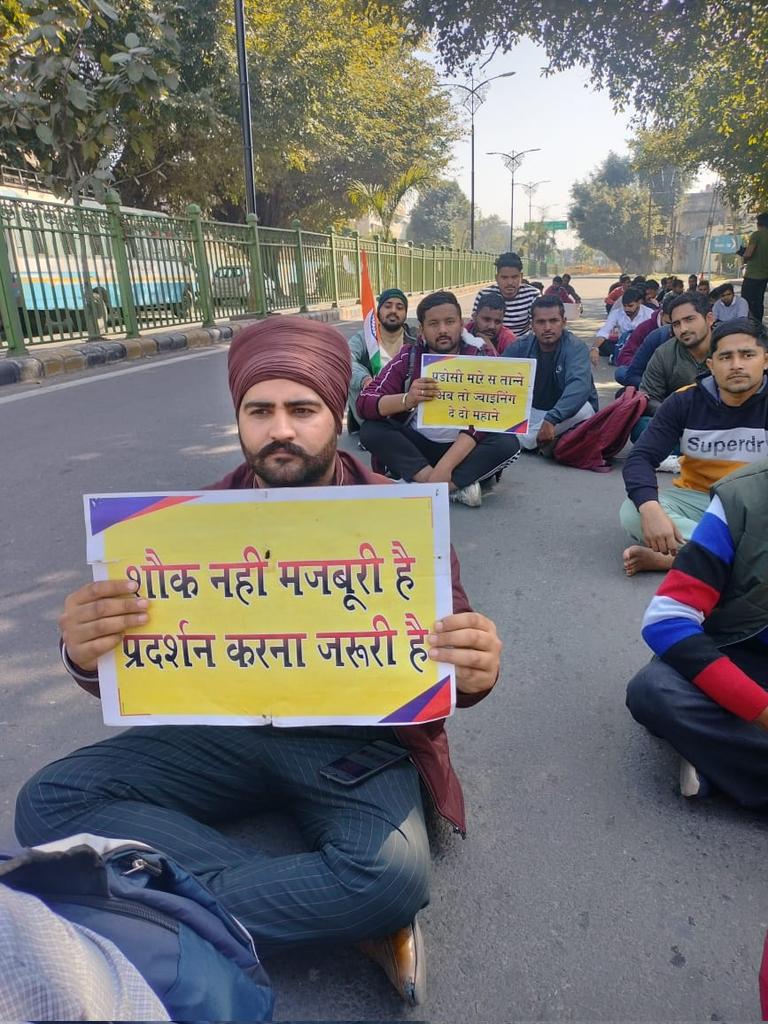 DASHRATHSAHARA3's tweet photo. @mlkhattar @narendramodi @modiarchive @themodistory 💁🏻‍♂️🛣️CM साहब अब तो सुनो पुकार,बैठे है आज हरियाणा पुलिस चयनित उम्मीदवार आपसे मिलने पंचकुला-चंडीगढ़ बोर्डर पार👮🏻‍♀️👮🏻‍♂️
#Haryana_Police_Joining_Do
@cmohry @mlkhattar @csharyana
@amitshah @jawaharyadavbjp  @ZeeNews @bjpsanjaybhatia @AdvocateVedpal @DGPHaryana @haryananewz
@PMOIndia https://t.co/LMq3FjmmUP