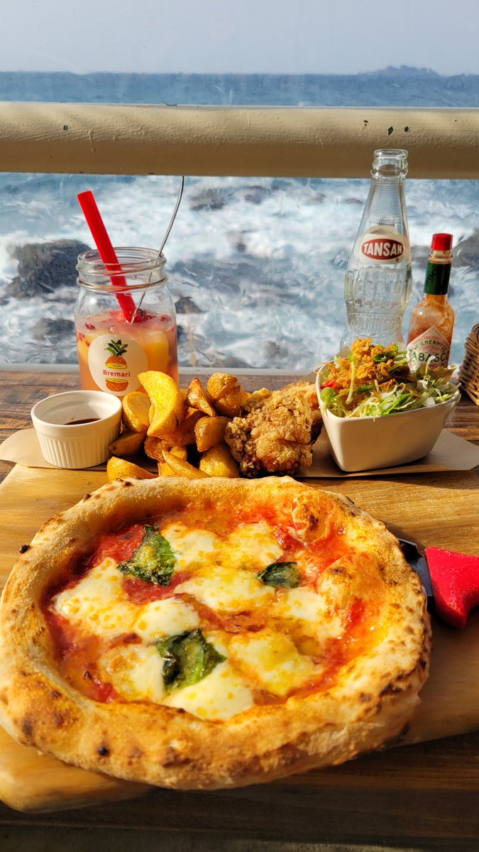 mitsubabee's tweet photo. こっちは先日のお昼ごはん。
これで税込2,000円切るのすごくない？ドリンクも込み。
 野母崎のBremari(ﾌﾞﾚﾏﾘｰ)さんにて。
(ドリンクだけフライングで少し飲んでます。)

ロケーションもすごいの。
軍艦島見ながら食べたよ。
(一応写真上部に写ってます)

#Bremari
#長崎県
#野母崎 https://t.co/z2UCw0Xsw5