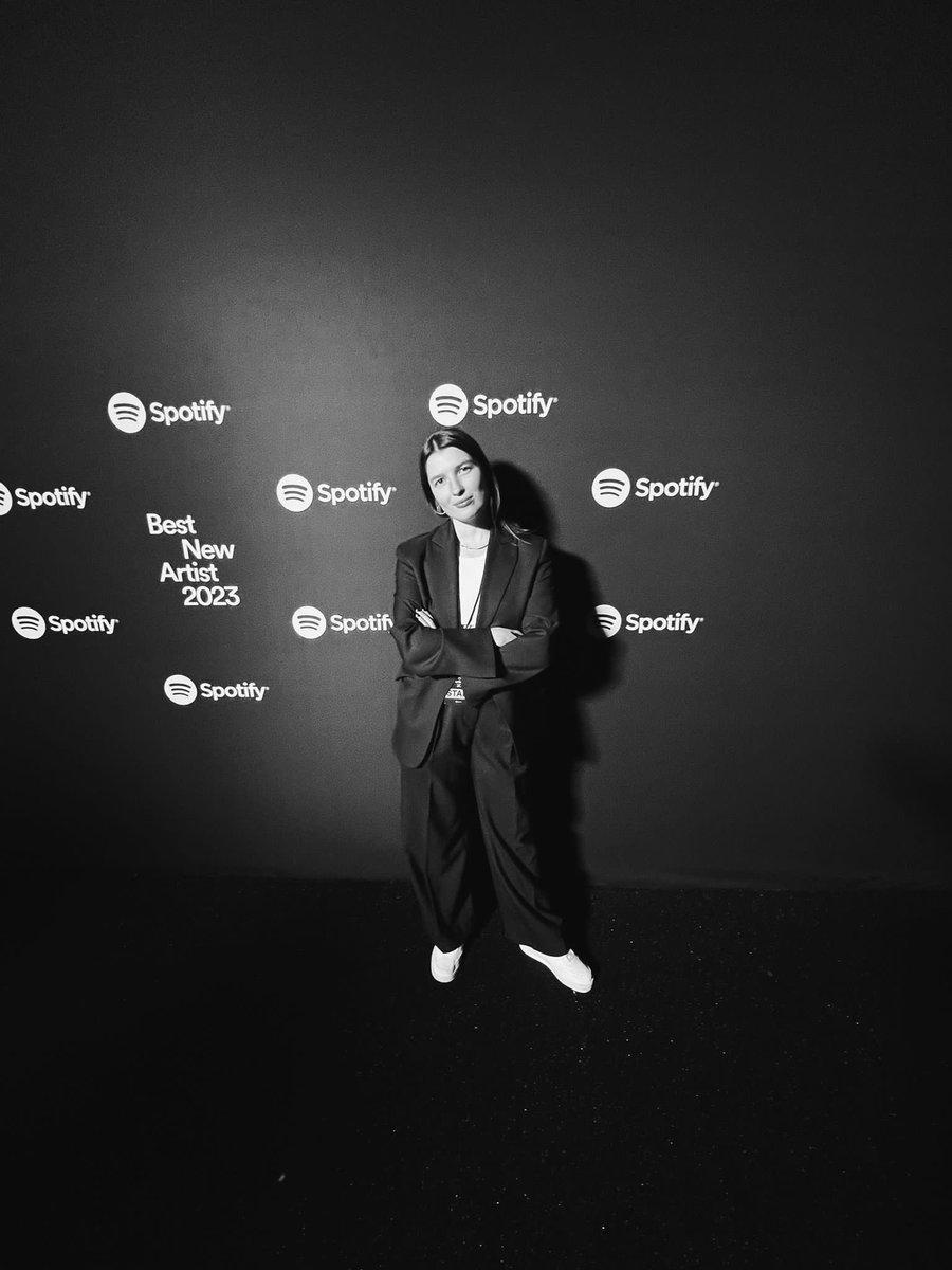 natashacollett's tweet photo. 5 years ago my sis was in the midst of cancer treatment, wondering what life would look like on the other side. Now she’s healthy, happy &amp; bossing it at @Spotify. She just sent me this pic from a Grammys party in LA. So so proud @ruthcollett 😭 https://t.co/WxNZ8LvuD2