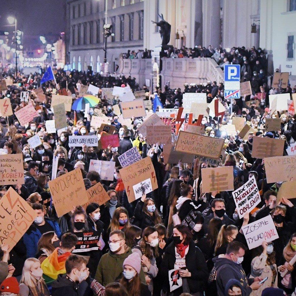 OKO.press (@oko_press) on Twitter photo PiS można powstrzymać. Wkurzony suweren ma realną siłę. Nasza „lista mocy” obywateli <a href="/Anna_Mierzynska/">Anna Mierzyńska</a> #opozycja #władza #protesty #PiS #powstrzymać #wybory #okopress oko.press/pis-mozna-pows… PiS można powstrzymać. Wkurzony suweren ma realną siłę. Nasza „lista mocy” obywateli <a href="/Anna_Mierzynska/">Anna Mierzyńska</a> #opozycja #władza #protesty #PiS #powstrzymać #wybory #okopress oko.press/pis-mozna-pows…