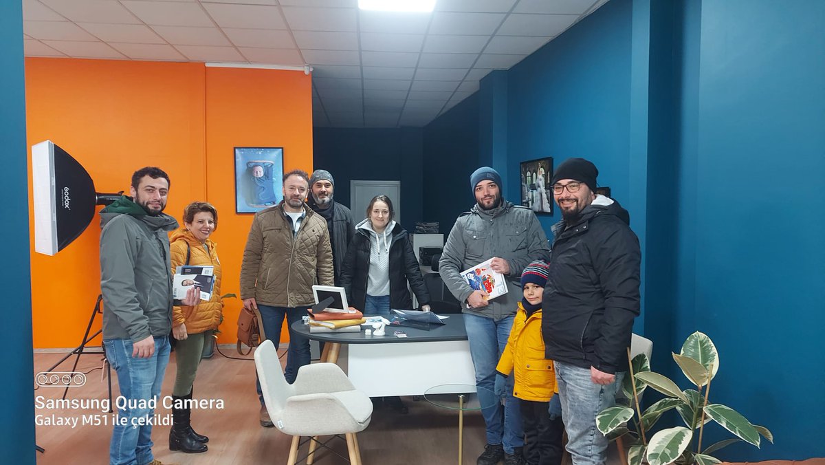 devakaramursel1's tweet photo. Esnaf ziyaretlerimizden kareler.
Yağmur damlaları ile karışık DEVA damlaları.
#Kocaeli #karamürsel #devapartisi #alibabacan #kocaeliyedeva #karamürseledeva #devaesnafta #devapazarda @kocaeliademkoc @CUNEYT41500 @EminBirlik41 @emin_ekmen @KocaeliyeDEVA @KadKocaeli #devahazır https://t.co/gX4pf4W6Yn