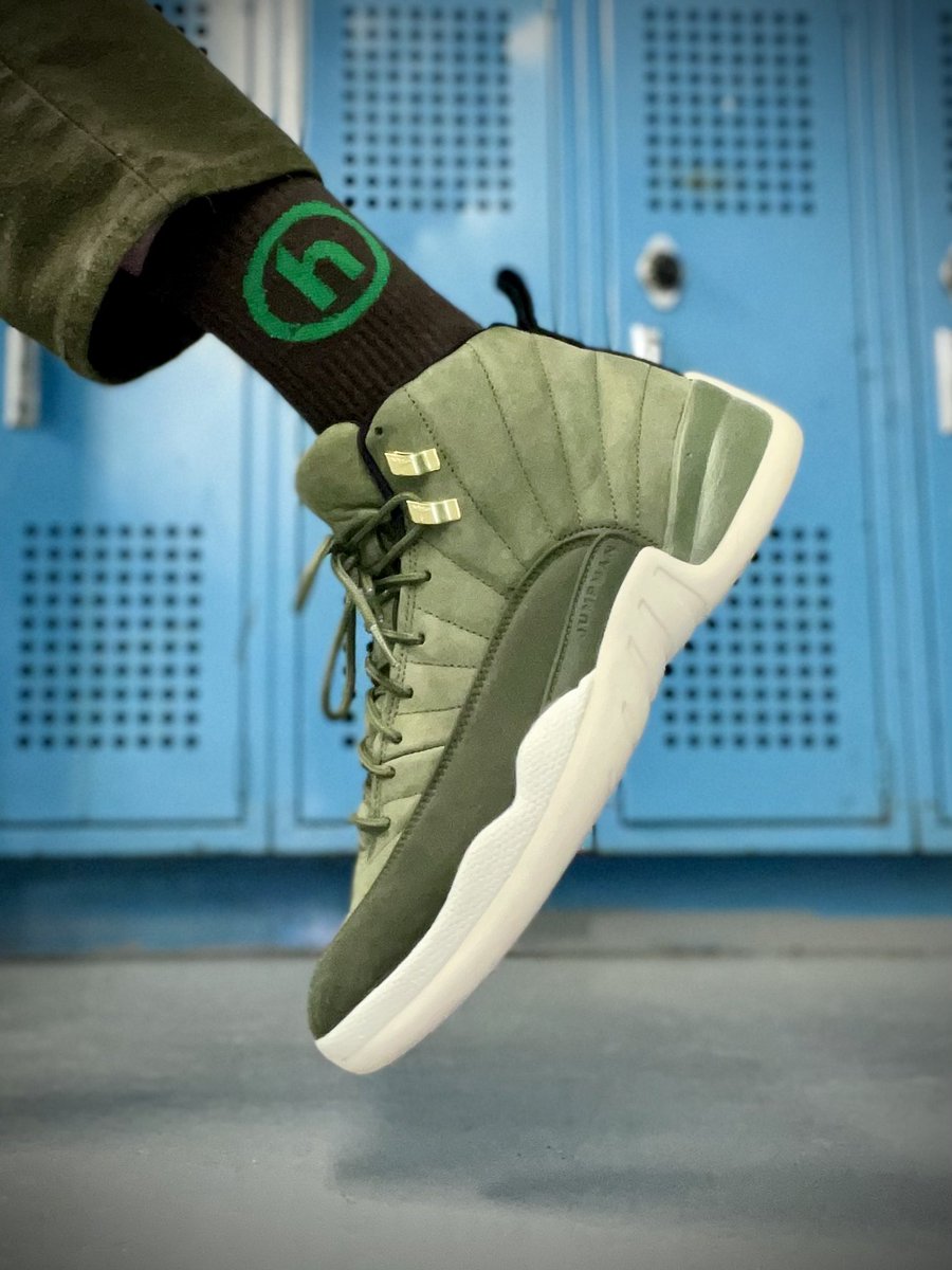 the_t_eacher's tweet photo. Didnβt get to post my #2323day kicks yesterday but went with the CP3 Olives. 12s just hold a special place in my heart & this gotta be one of my favorites. That green leatherβ¦π§π #kotd #mykicks #snkrsliveheatingup #snkrskickcheck #yoursneakersaredope #wearyourkicks @Jumpman23 https://t.co/9SrwHjjcLi