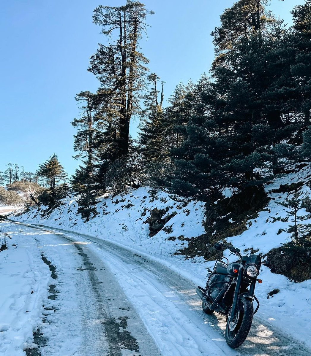 jawamotorcycles's tweet image. Blue skies, Snow-capped mountains as far as the eyes can see, and a story representing culture, faith, and prosperity. rishikeshadhikary_(IG) is all smiles as he shows off his Jawa 42 Sports Stripe Tawang Edition.
#JawaMotorcycles #Jawa42 #42TawangEdition #motorcylejourneys