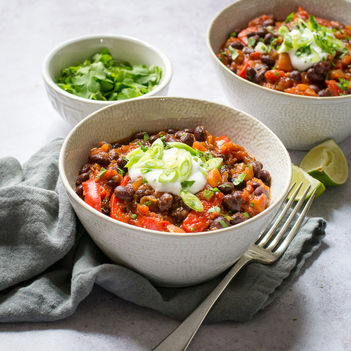 🌱 BLACK BEAN CHILLI with chipotle paste - a 20 minute dinner This smoky and spicy black bean chilli with chipotle paste is quick, easy and so versatile - serve with jacket potato, fajitas, rice or tortilla chips! thevegspace.co.uk/recipe-chipotl… #vegan