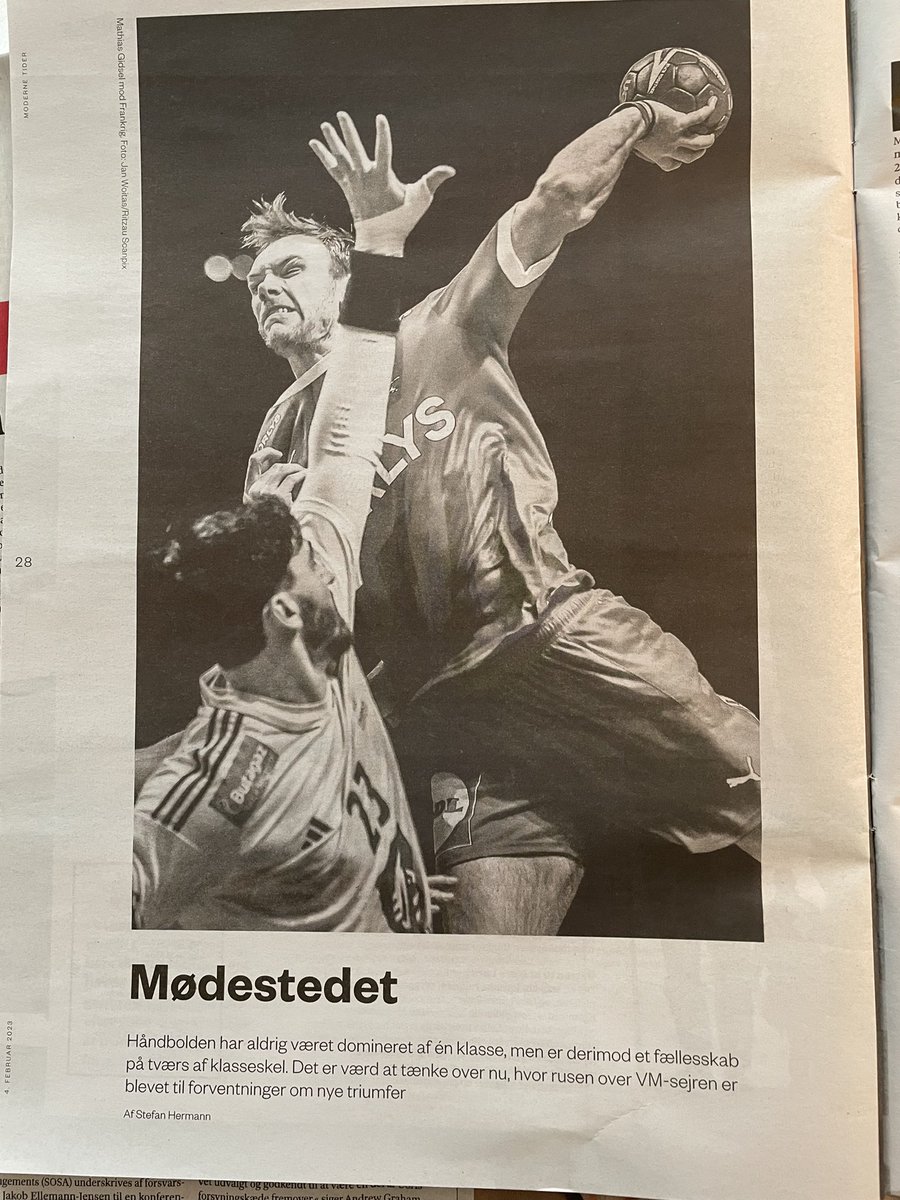 SthePol's tweet photo. Håndbolden blev velfærdsstatens klubhus. Mødet mellem de faglærte og de nye mellemlag, tømreren og skolelæreren; den brede midte i samfundet. Det fælleskab er rødderne til det mesterskab vi fejrede i søndags. Tror jeg. Min artikel i @informeren idag. #vmhandball https://t.co/130LysOlLu