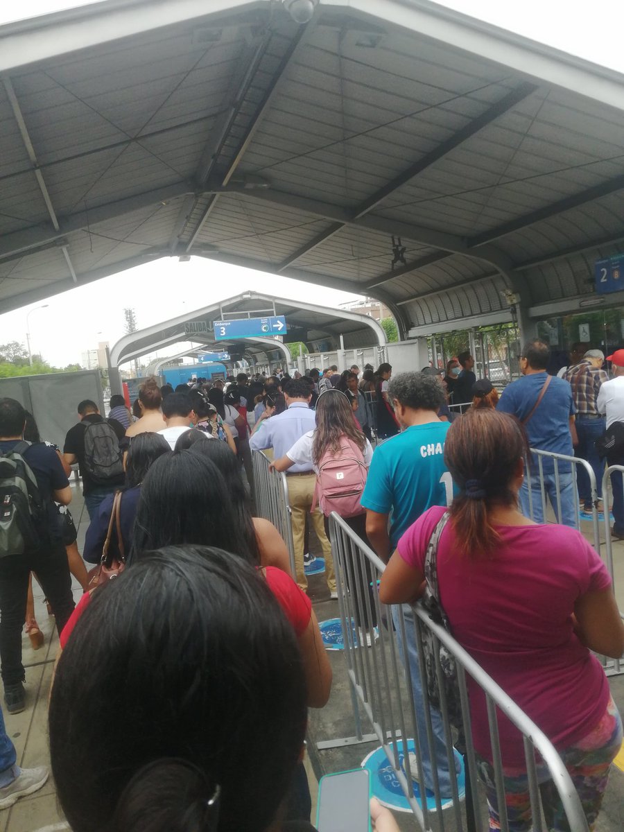 zeht28's tweet photo. @MetropolitanoPT  a que hora llegarán los buses a Matellini? La cola de B y C ya llega la puerta de salida. 😑 https://t.co/TE4nxVR90Z