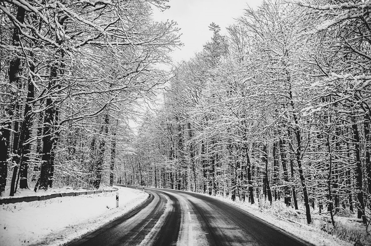 Snowy road | #Flickr: kurz.co/h4

🗓 01-2023 | 📷 #LeicaM11 | ⚪️ #SummiluxM #35mm | #SummiluxM35mmFLEII #Leica #LeicaM #LeicaCamera #ライカ #photo #photography #madeinwetzlar #Summilux #FLE2 #bnw #monochrome #blackandwhitephotography