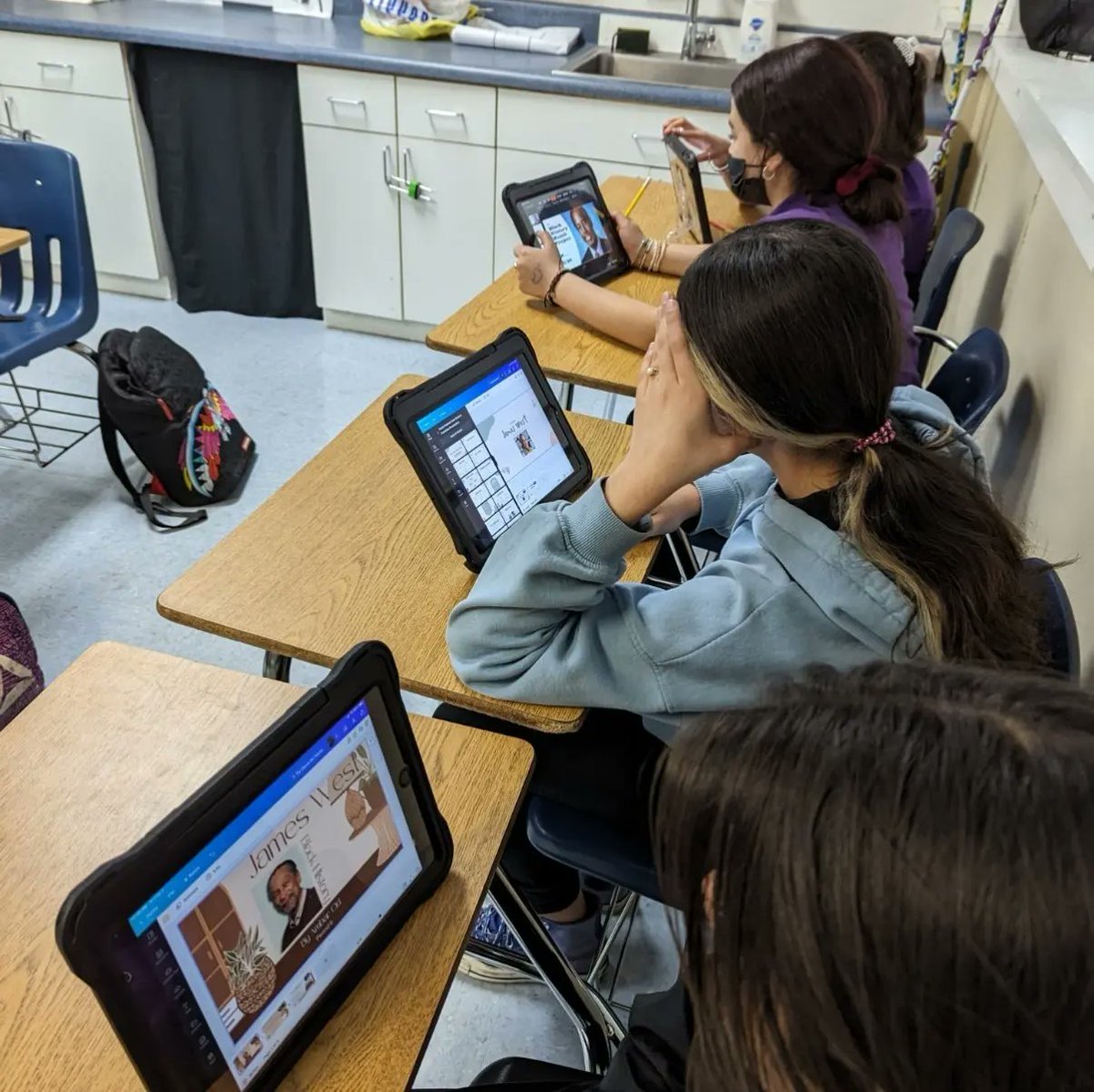 ShenandoahMS's tweet photo. Mrs. Rey's science classes are working on their research and presentation skills. Next week, they will be explaining to their classmates about how African American scientists have contributed to society. #SMSScience @MDCPS @MDCPSCentral @SuptDotres @miamimagnets @MariTereMDCPS https://t.co/7Xy9JrwizY