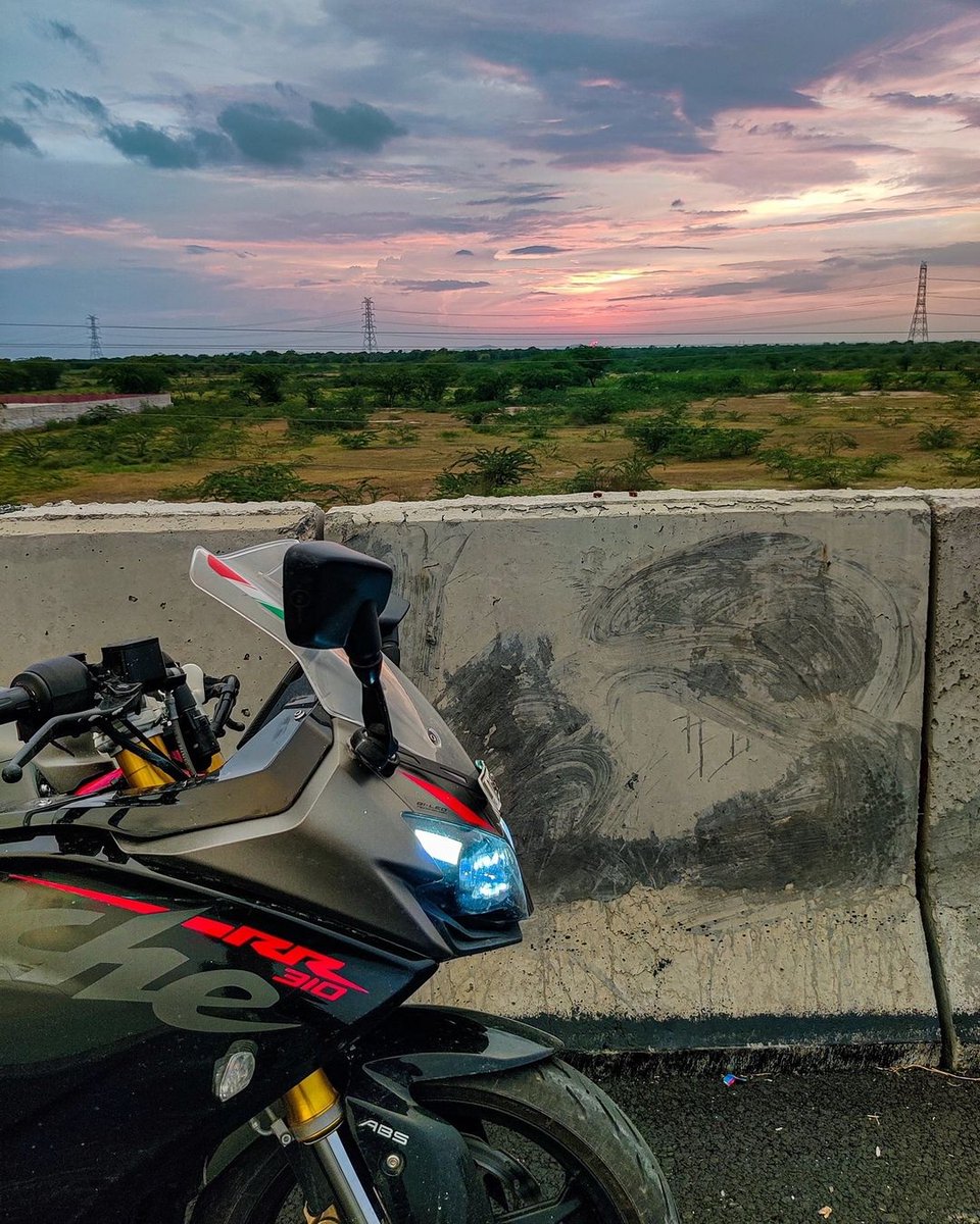 TVSApacheSeries's tweet image. Riding into the sunset on powerful TVS Apache RR 310 race machine, chasing dreams and creating memories along the way. #TVSApache #AOGRides #ApacheOwnersGroup #TVSApacheSeries #TVSMotorCompany #TVSRacing 
PC: @pradeep_shah01