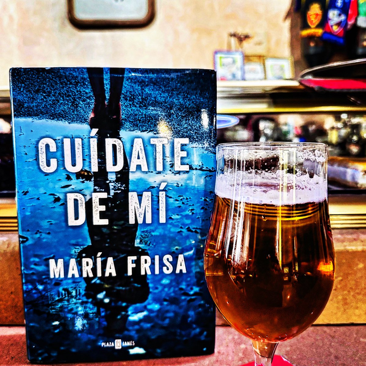 hutxu's tweet image. Se que a las editoriales no les mola mucho pero esta novela de @MFrisa me gusta tanto,la he regalado tanto que me quede sin ella y acabo de encontrarla de 2ª mano por tres pavetes así que no he podido más que volverla a comprar para mi. Una vez más… #novelanegra #zaragoza #vermú