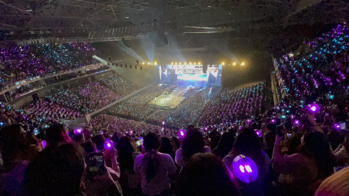 Sn0wQweEN's tweet photo. Day 2: I chose to  the farthest seat to see the beauty of ENHYPEN together with ENGENES. This is a reminder the we can create beautiful moments together. The beauty of having each other. This is the story of you and I. #MANIFESTO_IN_MANILA #MANIFESTO_IN_MANILA_D2 #ENHYPEN https://t.co/cMnQ4I9YYo