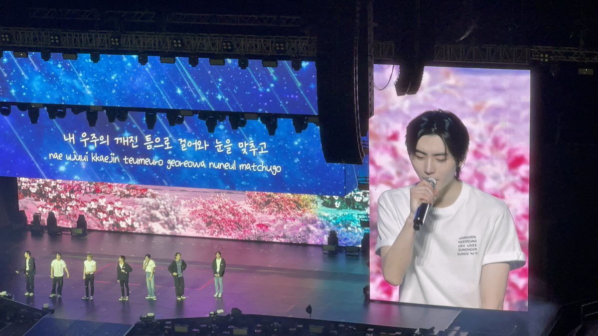 Sn0wQweEN's tweet photo. Day 2: I chose to  the farthest seat to see the beauty of ENHYPEN together with ENGENES. This is a reminder the we can create beautiful moments together. The beauty of having each other. This is the story of you and I. #MANIFESTO_IN_MANILA #MANIFESTO_IN_MANILA_D2 #ENHYPEN https://t.co/cMnQ4I9YYo