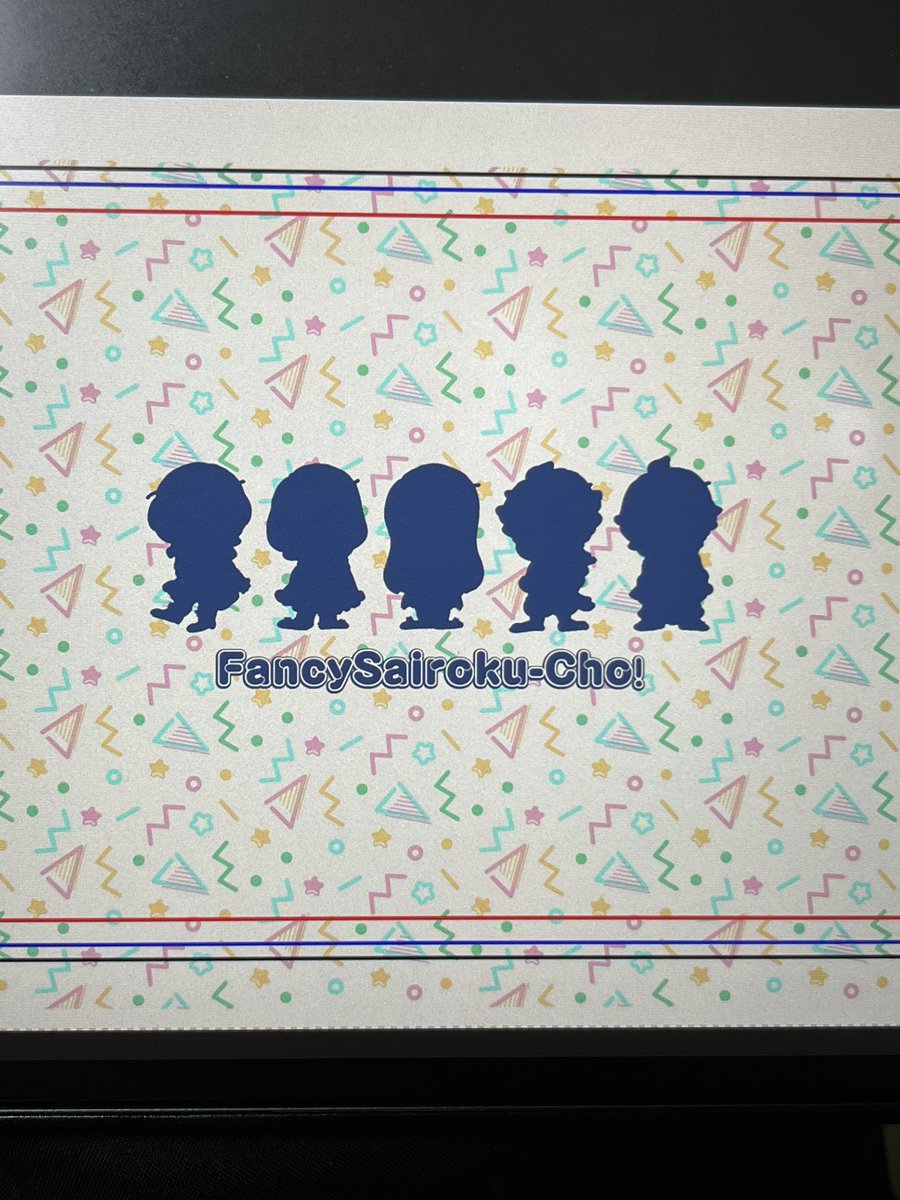 ファンシー再録本さらに進捗〜。
表紙完成。そして!初期刀5振りが入ったハガキサイズのクリア素材のシールが1枚もれなく付いてくる!予定! https://t.co/b65GsZ62Kq
