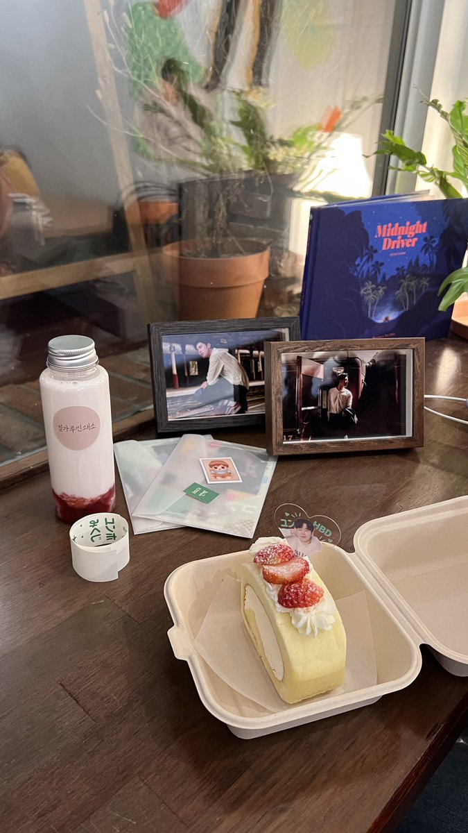 Everything was so pretty! And in a sweet and warm atmosphere✨✨

#시간의끝에서찾아낸틈_HOSTEL206
#데뷔20주년인데생일이206이야소오름