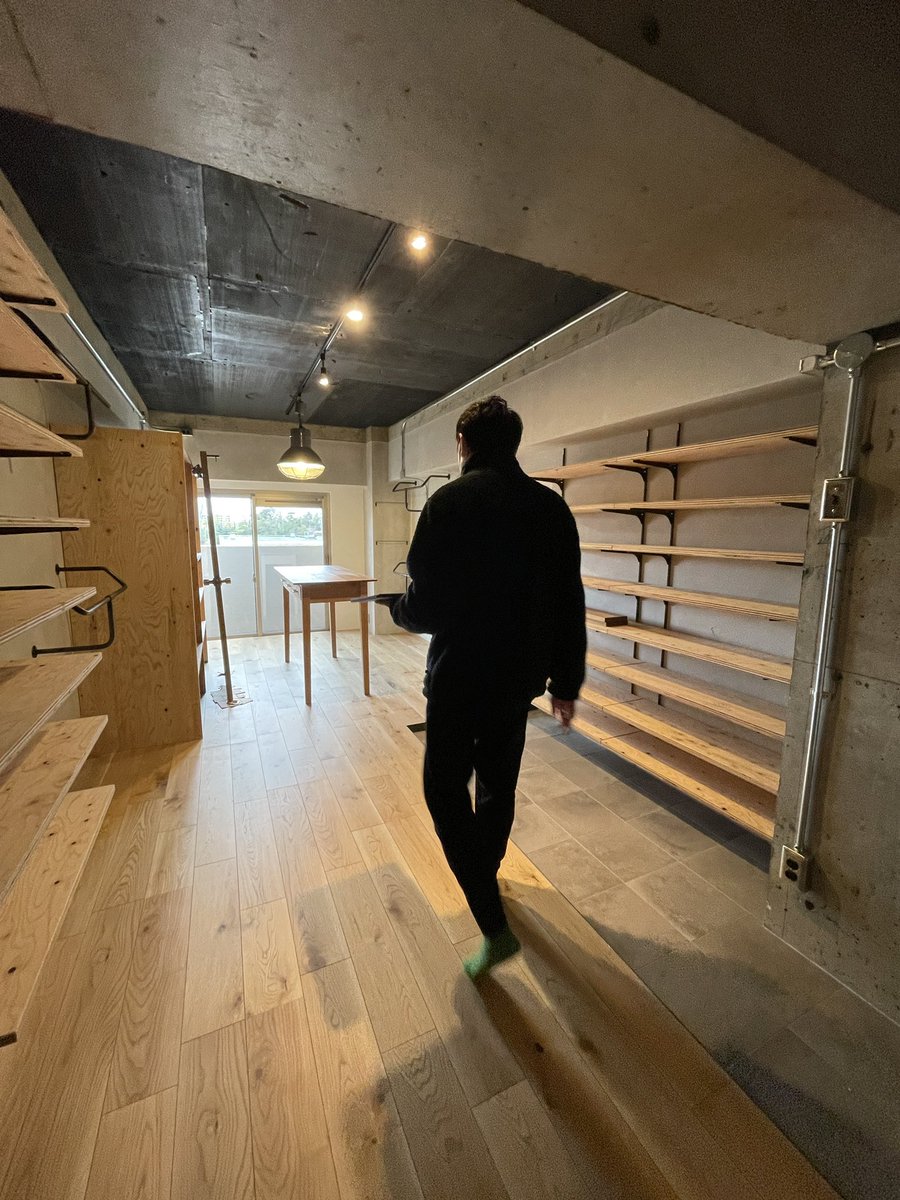 case_labo's tweet image. 工務店あるある👀シリーズ
⭐︎設計士さん⭐︎

マンションリノベお引き渡し前日。

iPad片手にくまなくチェック。

自分達を選んでくれたお施主様の笑顔のために。

#勝手にあるある 
#私のまわりの工務店の素敵な面々