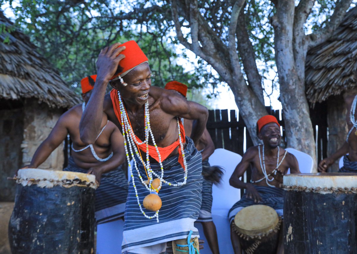 magicalkenya's tweet image. Content creators savor first-hand the taste of Kenyan culture - song and dance to wrap up their unique experience at @Tsavo while enjoying  a sundowner in the heart of the park.         #RaiseOurGame
#MagicalKenya
#RediscoverTheMagic