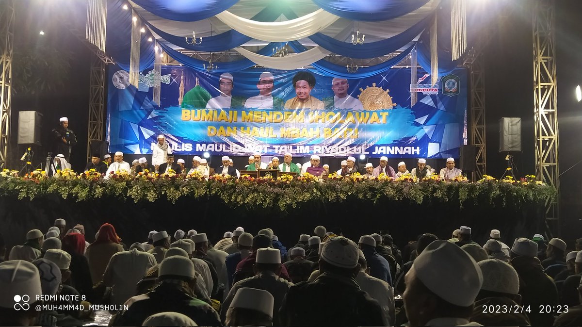 musholin1002's tweet photo. #maulidsabtumalamahad 
BUMIAJI MENDEM SHOLAWAT &amp; HAUL MBAH BATU
Bersama MMWT RIYADLUL JANNAH @riyadluljannah 
Sabtu 4 Februari 2023 https://t.co/wKKBqr2l74