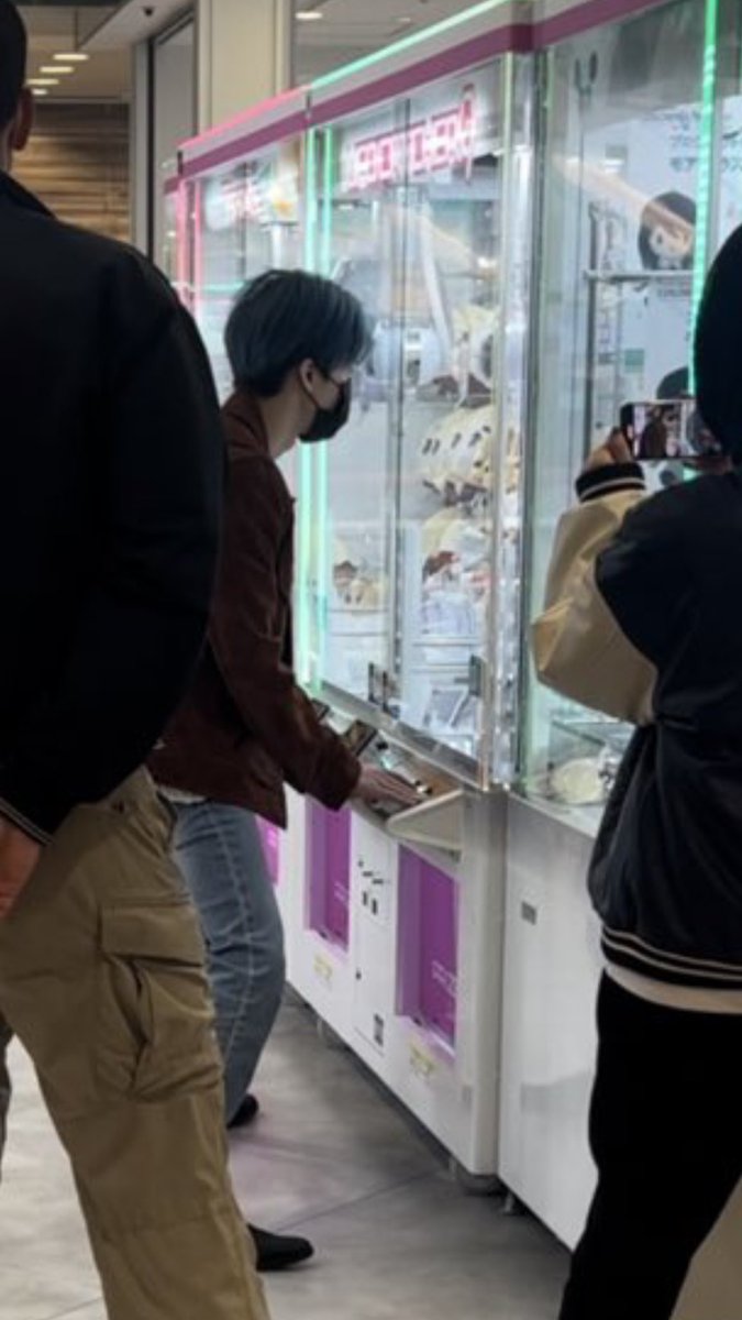 woalsdoll's tweet photo. so he spent 3000 won on this day trying to get that cute toys i see https://t.co/b9dUPeBwdQ