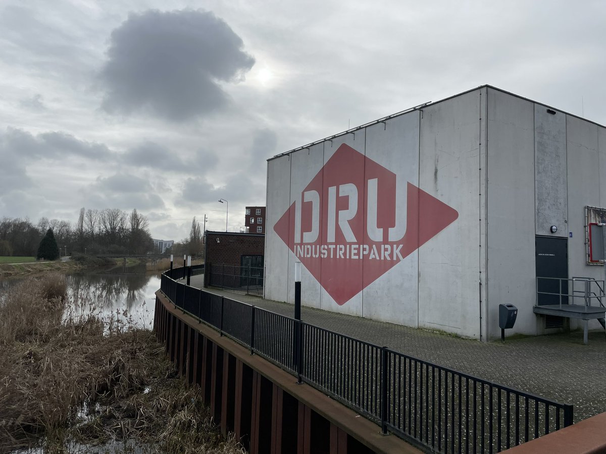 Mooie opzet en grote opkomst energiefestival Doe gewoon watt op DRU Industriepark @civonhtsm Veel innovatie en inspiratie voor @8RHK_ . #energietransitie #verduurzaming. Presentaties van o.a. @Pilotwin @drucultuur @Gem_OIJ