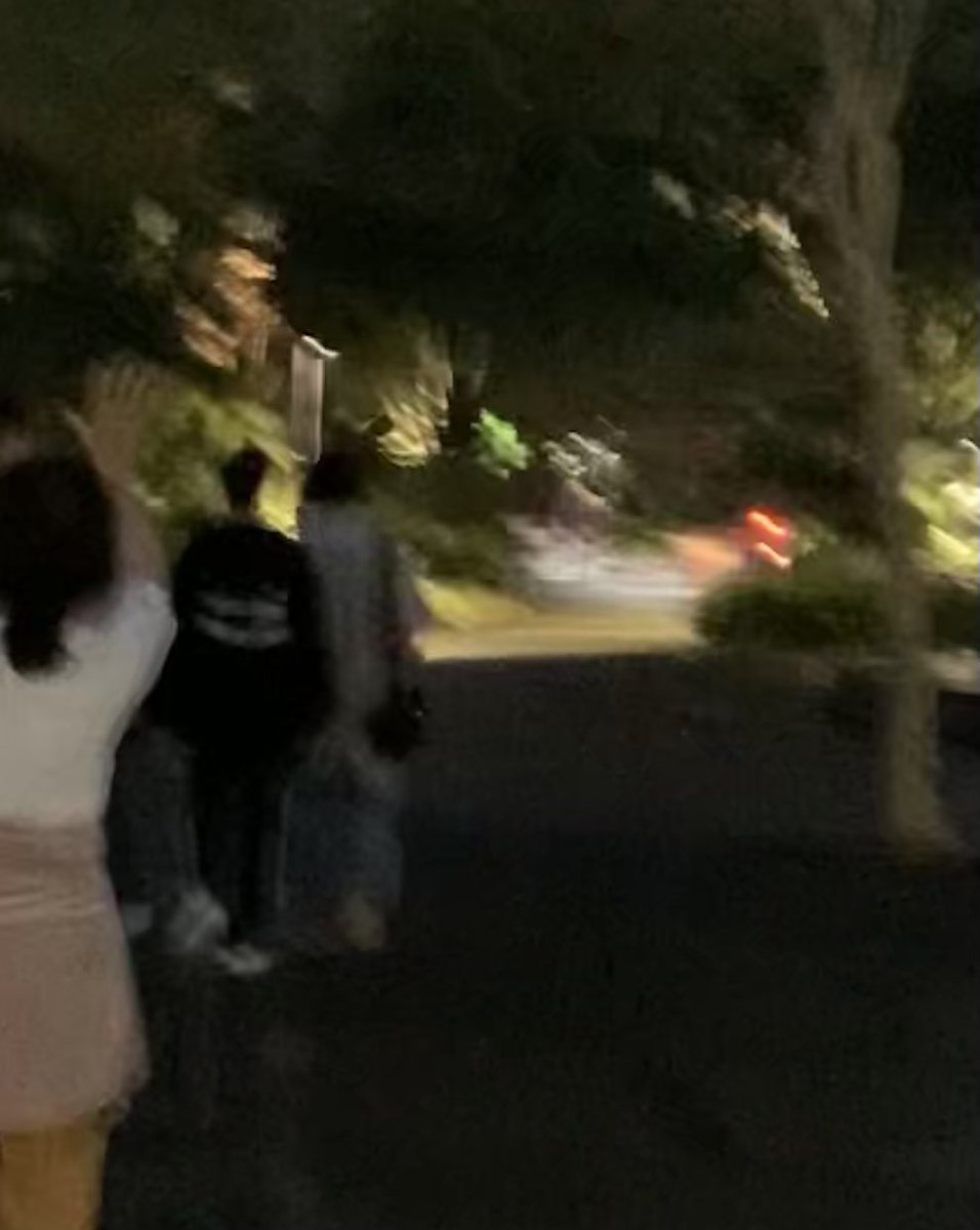 hjnsouI's tweet photo. i was jus walking around gbtb talking to my dad then this guy walked past me (mind u its dark as hell here) and he was talking to a camera n it didnt compute in my head right away it took a second for me to realise… i turn around n its literally seungjin with their managers like https://t.co/xg3KCMhEEM