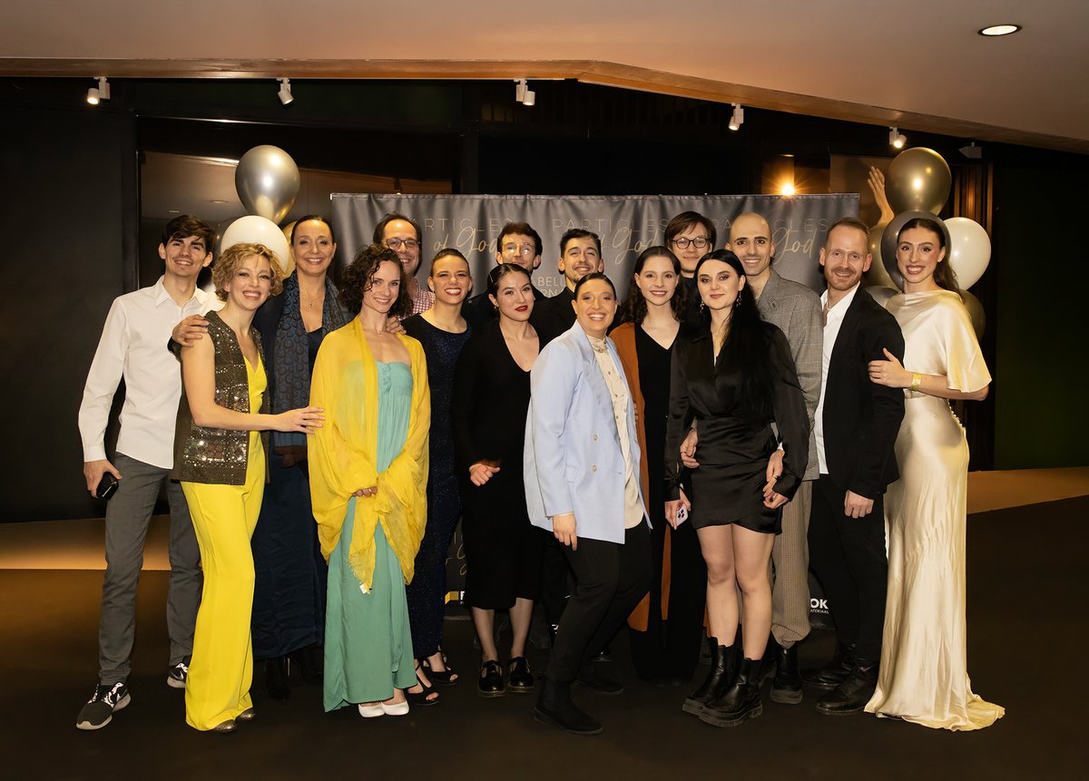 Na een prachtig premiere weekend en een daverend applaus onlangs in Brugge en Hasselt staan we aanstaande 10 Februari in Capitole Gent. Laatste plaatsen! Wees er nog snel bij - mailchi.mp/isabellebeerna…
Fotos : Kim Vos
Kostuumpartner : Cortana
Decorpartner : Blok by Carina