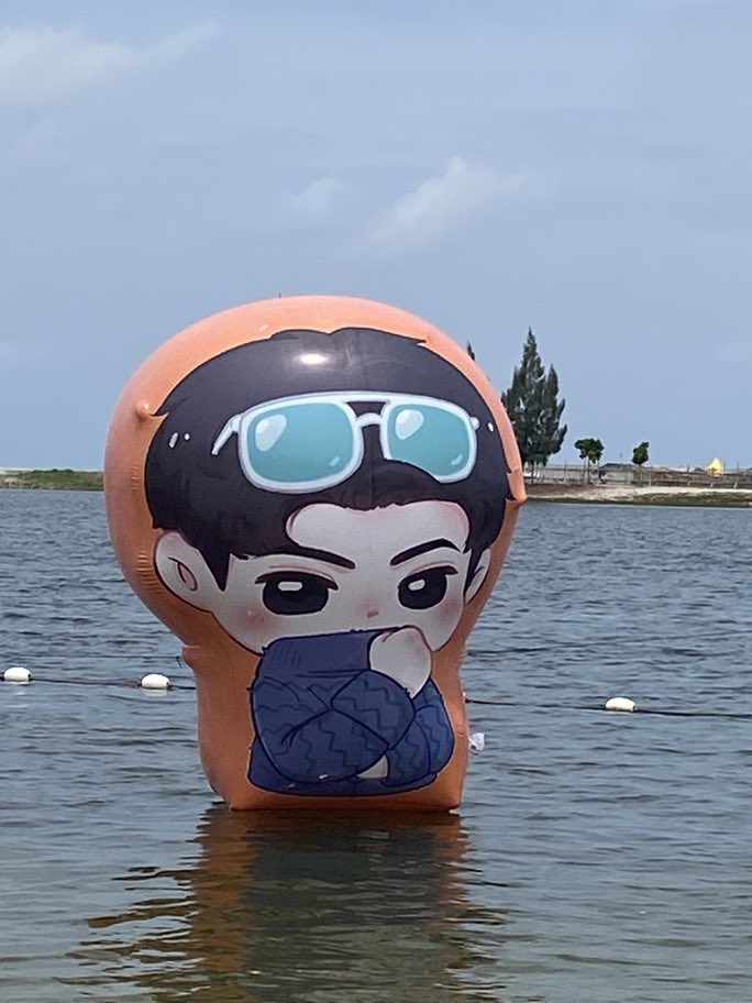 EXOSC_MEXICO's tweet photo. INFO||•230204 🐣🍒

ohsehunbar preparó un globo aerostático de sehun como su primer proyecto para el 'back to back fancon' de exo-sc en Yakarta!

el mensaje:

“una cosa que podemos prometer es que siempre nos gustarás”

Un globo en la playa de Ancol .

#EXOSC_BackToBack https://t.co/CoGyVNUDtV