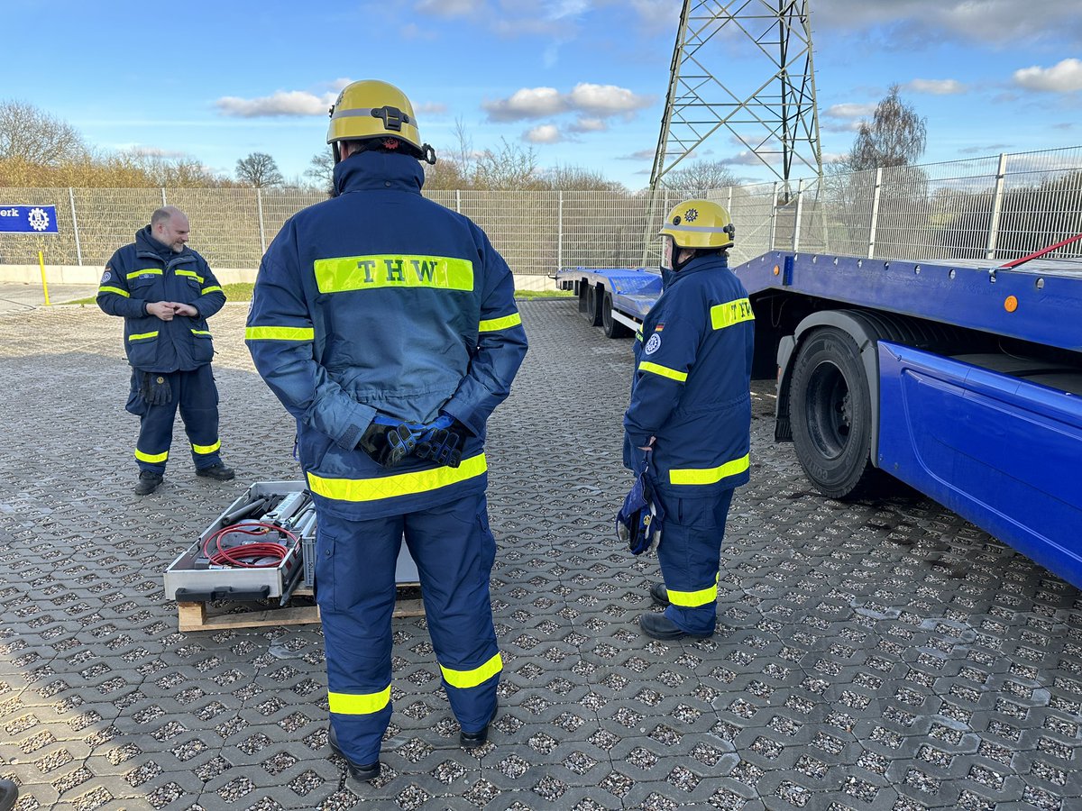 In Vorbereitung auf die im März stattfindende Grundausbildungsabschlussprüfung, findet am heutigen Tag ein ganztägiger Ausbildungsdienst in unserem Ortsverband statt. Neben dem bewegen von Lasten wird auch das Arbeiten an und auf dem Wasser trainiert.